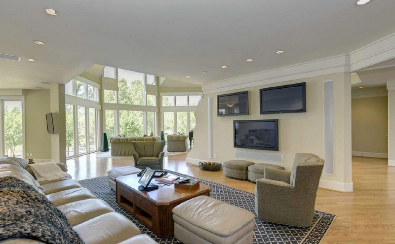 Illustration for article titled John Wall's New Mansion Has 10 Bathrooms And A Basketball Court
